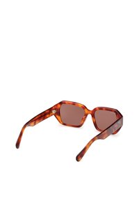 Ochelari de soare cu rame tortoiseshell în formă hexagonală, lentile maro și un finisaj neted. Prezintă brațe subțiri cu un detaliu discret de branding.