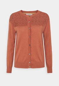 Spáleně oranžový svetr s kulatým výstřihem, dlouhými rukávy a texturovaným krajkovým designem na hrdle. Má zapínání na knoflíky a žebrované manžety.