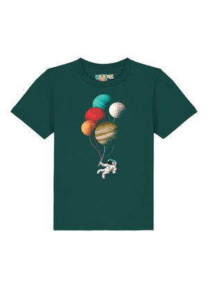 Grünes Baumwoll-T-Shirt mit einem Astronauten, der farbenfrohe, ballonähnliche Planeten hält. Das Design beinhaltet verschiedene Farben und Texturen der Planeten.