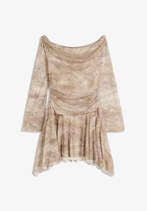 Langärmliges Kleid im beigen Schlangenprint, mit einem drapierten Ausschnitt, tailliertem Oberteil und schwingendem Rock mit asymmetrischem Saum. Weicher, strukturierten Stoff.