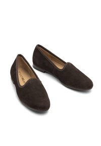 pruun nahast libisevad kingad terava nina ja madala lame kanna ning siledaga. Sujuv tekstuur minimaalse õmblusega, loodud mugavuse ja mitmekülgsuse jaoks.