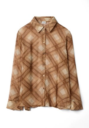 Blusa translúcida con estampado marrón, cuello clásico, mangas largas y cierre frontal con botones. Presenta un diseño geométrico en tonos cálidos.