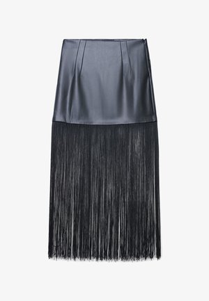Jupe noire avec un haut lisse en simili cuir, agrémentée de plis, se terminant par de longues franges droites pour une texture et un mouvement au niveau du bas.
