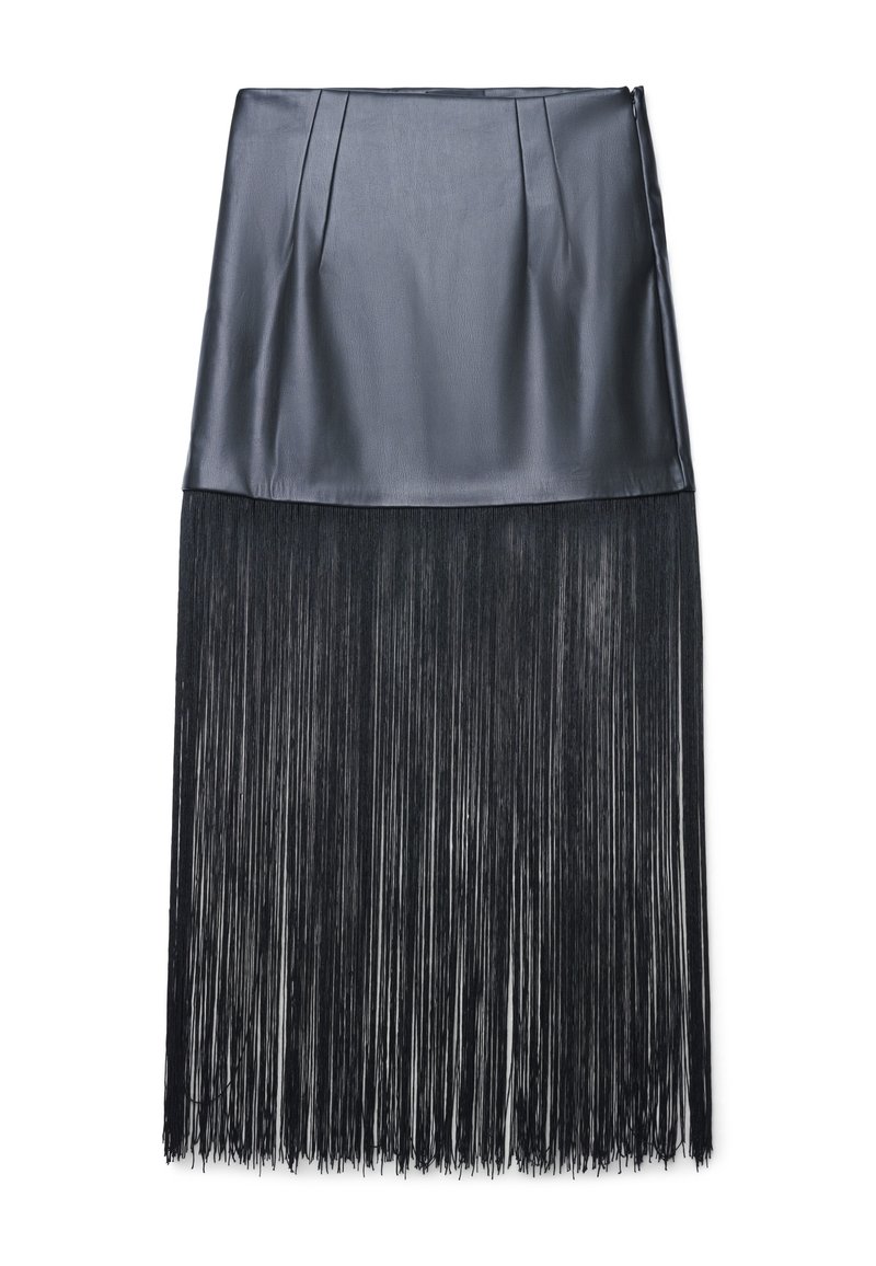 Gonna nera con parte superiore liscia simile alla pelle e con pieghe, che si trasforma in lunghe frange dritte per aggiungere texture e movimento nella parte inferiore.