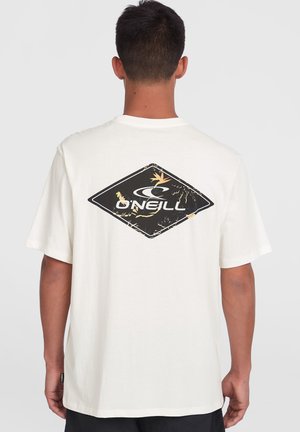 Cremefarvet bomulds t-shirt med et sort diamantformet logo med gule accenter. Løst fit med korte ærmer og et mærke på siden.