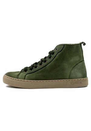 Zöld magas szárú sneakers velúr anyagból, bézs gumitalppal. Kerek fűzőkkel és fémből készült fűzőlyukakkal rendelkezik. Egyszerű dizájn, minimalista esztétikával.
