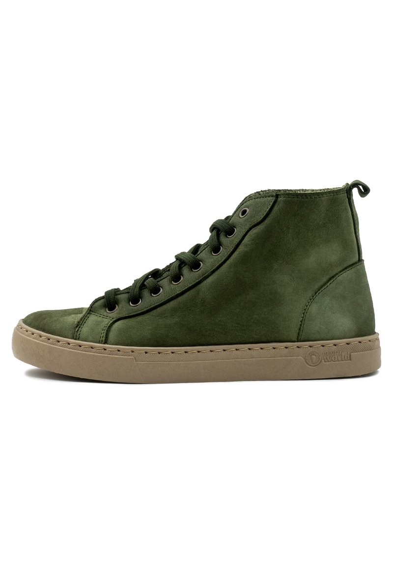 Zöld magas szárú sneakers velúr anyagból, bézs gumitalppal. Kerek fűzőkkel és fémből készült fűzőlyukakkal rendelkezik. Egyszerű dizájn, minimalista esztétikával.