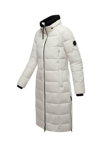 Lunga giacca puffa bianca con colletto alto, chiusura con zip e accenti neri su polsini e colletto. Presenta una texture trapuntata e un patch con logo.