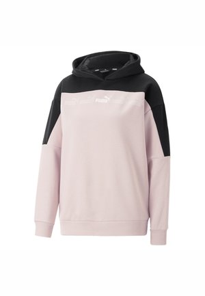 Bluza z kapturem z jasnoróżowym tułowiem i czarnymi ramionami, z powtarzającymi się białymi logo Puma na klatce piersiowej.