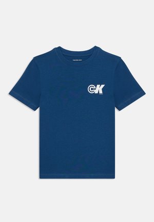 T-shirt en coton bleu marine avec un logo blanc sur la poitrine gauche, manches courtes et col rond, d'une texture lisse.