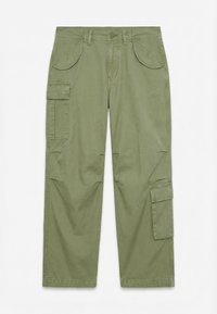 Φαρδιά cargo παντελόνια σε ελιά πράσινο, με πολλαπλές τσέπες με καπάκι, κλείσιμο με κουμπί, θηλιές για ζώνη και ευρύχωρα ίσια πόδια, σε λευκό απλό φόντο.