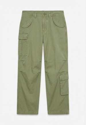 Φαρδιά cargo παντελόνια σε ελιά πράσινο, με πολλαπλές τσέπες με καπάκι, κλείσιμο με κουμπί, θηλιές για ζώνη και ευρύχωρα ίσια πόδια, σε λευκό απλό φόντο.