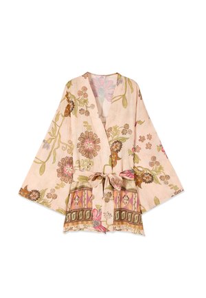 Giacca stile kimono rosa chiaro con maniche larghe, motivi floreali e di uccelli e cintura in tessuto abbinata annodata in vita.