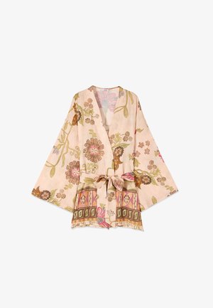Giacca stile kimono rosa chiaro con maniche larghe, motivi floreali e di uccelli e cintura in tessuto abbinata annodata in vita.