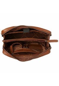 Borsa a tracolla in pelle marrone con chiusura a zip. L'interno presenta numerosi scomparti, tasche e una fodera in tessuto decorato in tonalità di marrone.