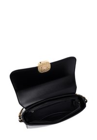 Clutch bag in pelle nera con una chiusura in oro texturizzato. L'interno presenta una tasca con zip e una fodera in tessuto morbido. Inclusa una tracolla a catena.