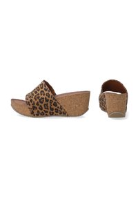 Sandály na klínu s leopardím potiskem a korkovou podrážkou, otevřenou špičkou a designem na něžné nazouvání, texturovaný vršek a jemné diagonální akcenty.