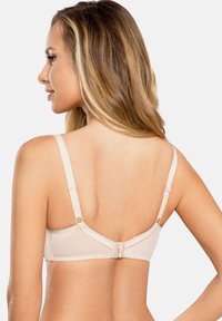 Sujetador beige claro con tirantes ajustables, tela suave, cierre de gancho y ojal, y delicados bordes con volantes.