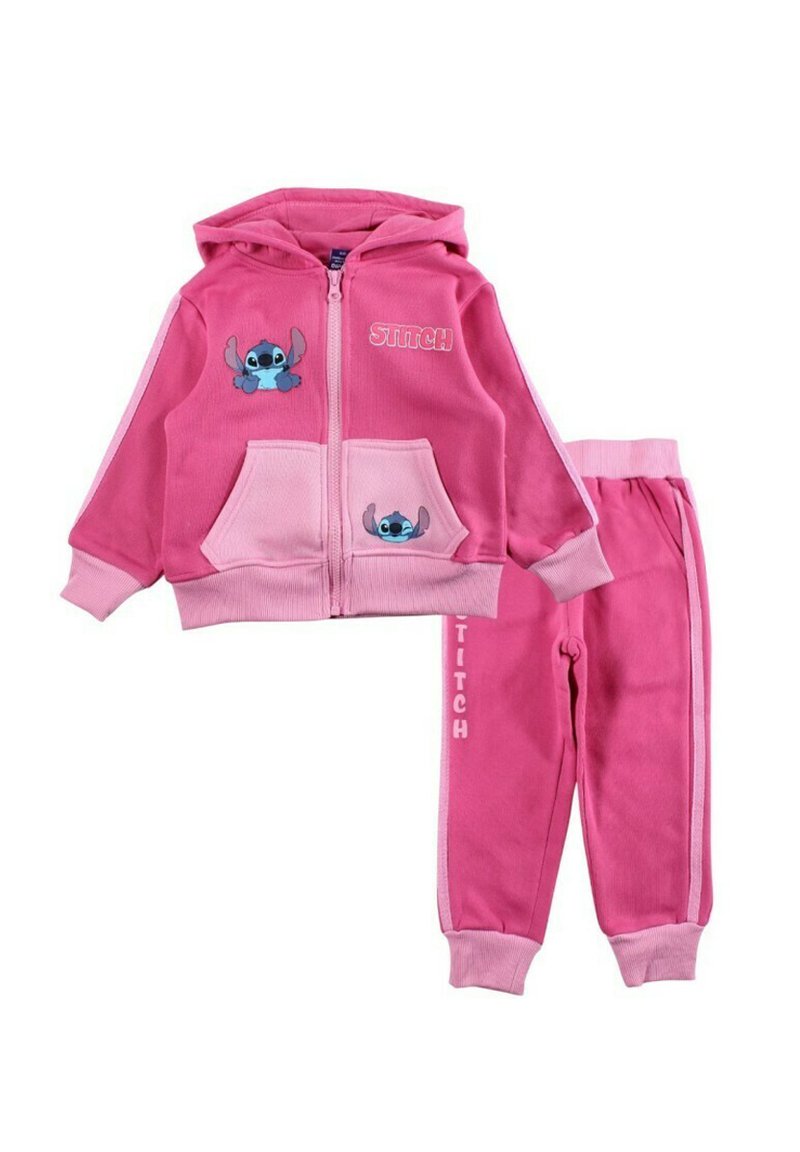 Sweat à capuche rose avec une fermeture éclair sur le devant, comprenant des motifs de Stitch et des poches. Pantalon assorti avec des chevilles resserrées, tous deux fabriqués en tissu doux.