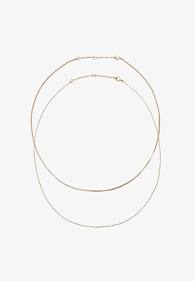 Două coliere delicate din lanț de aur cu închizători mici, aranjate în cercuri suprapuse pe un fundal alb.