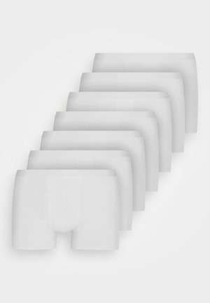 Valkoiset bokserialushousut kahdeksan pakkauksessa. Valmistettu pehmeästä kankaasta, jossa on tiukka istuvuus ja sileä pinta, ilman näkyviä kuvioita tai suunnitteluja.