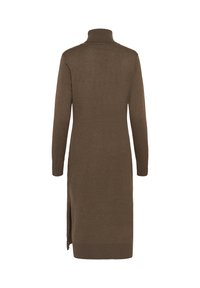 Barna kötött pulóverruha magas gallérral, hosszú ujjakkal és oldalsó hasítékokkal. Bordás textúrával és testre szabott siluettel rendelkezik.