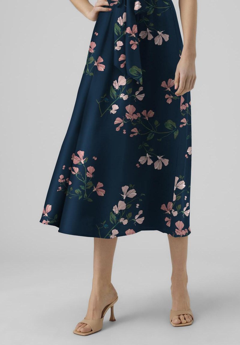 Blumenkleid in Midilänge aus marineblauem Stoff mit rosafarbenen Blütenmustern und grünen Blättern. Verfügt über eine gebundene Taillendetails und eine ausgestellte Silhouette.