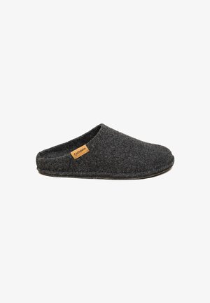 Grå filt slippers med buet slip-on design, der har et tan lædermærke. Blød tekstur med rund tå og minimalistisk stil.