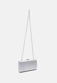 Silberne metallische Clutch-Tasche mit glatter Textur, rechteckiger Form und einer Kettenriemen. Verfügt über einen Schnappverschluss an der Oberseite.