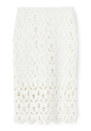Biała ołówkowa spódnica za kolano z kwiatowym, wycinanym wzorem koronkowym i falistym obszyciem na jednolitym tle.