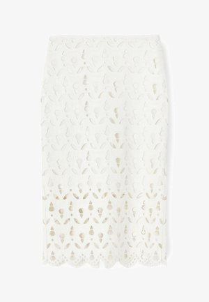 Biała ołówkowa spódnica za kolano z kwiatowym, wycinanym wzorem koronkowym i falistym obszyciem na jednolitym tle.
