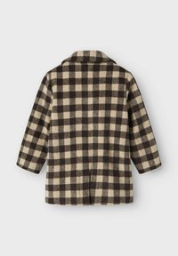 Vista posteriore di un cappotto di lana a maniche lunghe, beige e marrone scuro a scacchi con colletto, su uno sfondo semplice.
