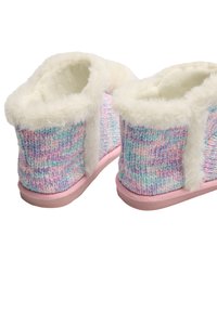 Zapatillas tejidas con un patrón multicolor en tonos pastel, forro de piel sintética y suela de goma rosa. Presentan un diseño de caña media para mayor calidez.