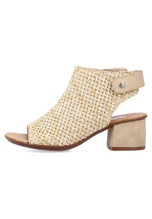 Beige vævet sandal med åben tå, chunky hæl og justerbar rem med metaltryk bagpå.