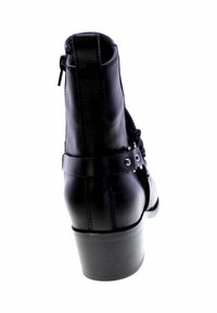 Stivale alla caviglia in pelle nera con punta rotonda, cerniera laterale e dettagli decorativi a fibbia. Tacco impilato e finitura liscia.