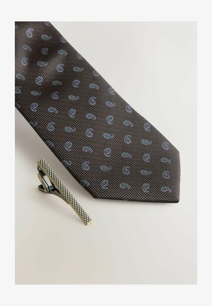 Braune Krawatte mit Muster und blauen Paisley-Motiven, gewebter Stoff. Begleitet von einer silbernen Krawattenklammer mit gewebtem Design.