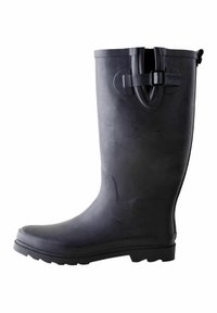 Zwarte rubberen regenlaars met een gladde oppervlakte, gespsaccent en een getextureerde zool voor grip. Halverwege de kuit hoogte met een ronde neus.