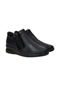 Bottines en cuir navy avec un accent en cuir verni texturé, zips latéraux doubles et une semelle rembourrée pour le confort.