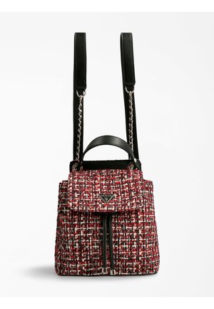 Sac à dos en tissu tissé rouge, noir et blanc avec des bretelles en cuir noir, une poignée supérieure et le logo Guess sur le rabat avant.