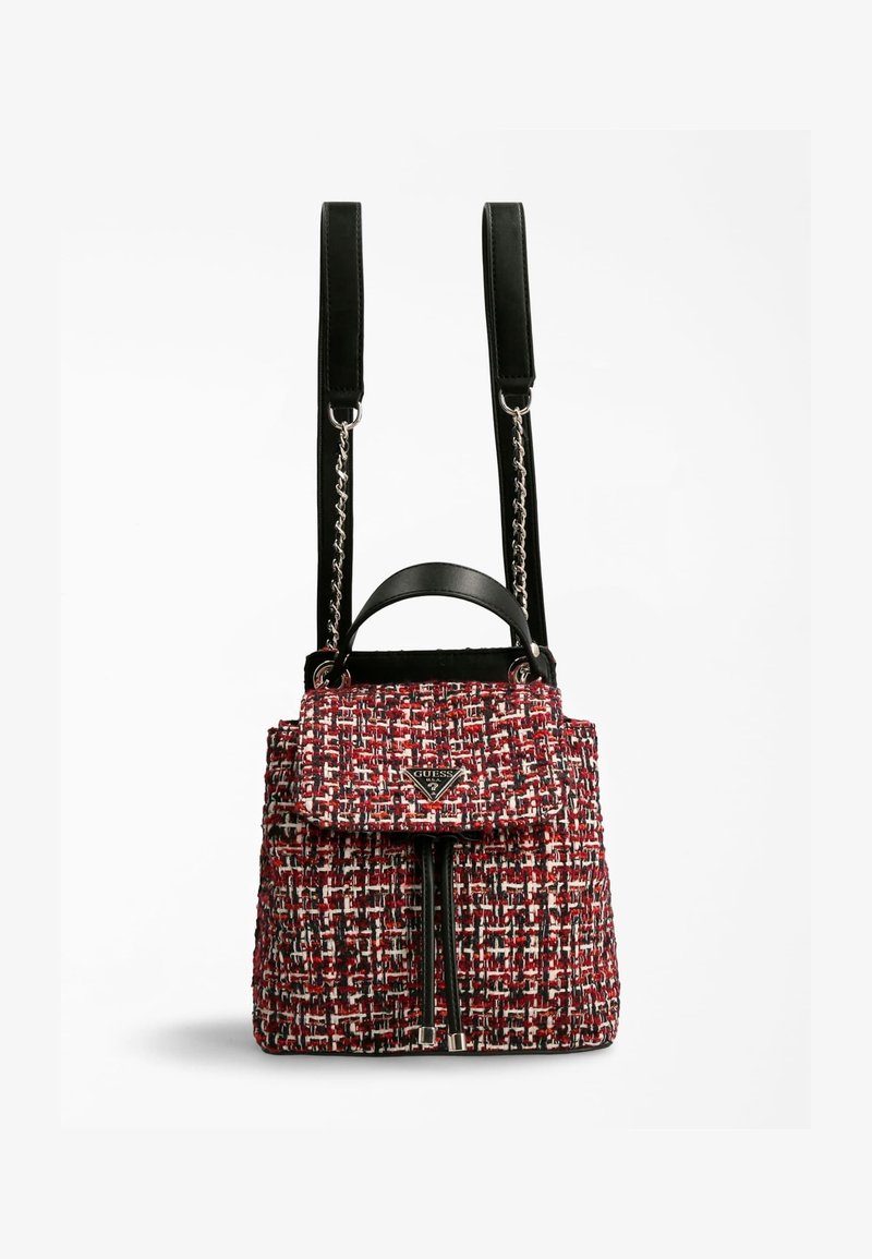 Sac à dos en tissu tissé rouge, noir et blanc avec des bretelles en cuir noir, une poignée supérieure et le logo Guess sur le rabat avant.
