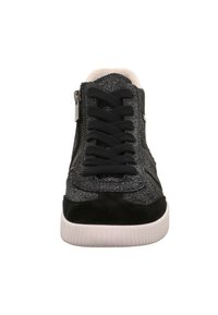 Černé tenisky s texturovanou tkaninou a akcenty z semiše, s bílou gumovou podešví, černými tkaničkami a bočním zipem pro uzavření.