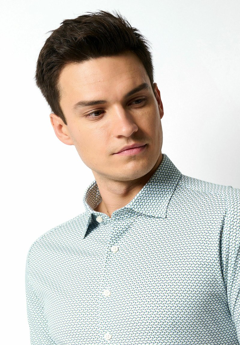 Helles, blaues Hemd mit kleinem geometrischen Muster, ausgestattet mit einem Button-Down-Kragen und weißen Knöpfen, aus einem glatten Stoff gefertigt.