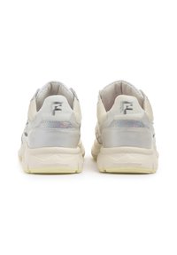 Valkoiset urheilukengät, joissa on teksturoitu verkkopinta ja sileät nahkaosat. Varustettu heijastavalla yksityiskohdalla ja pehmustetulla pohjalla.