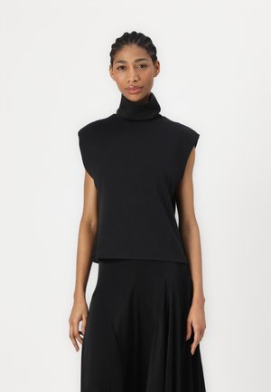 Svart ermeløs topp med høy mock neck, laget av glatt stoff. Har en tett silhuett og avslappede skuldre for komfort.