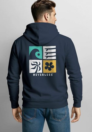 Dunkelblauer Kapuzenpullover mit einem grafischen Design, das vier Quadrate zeigt: Wellen-, Streifen-, Wirbel- und Blumenmuster, mit dem Text "NEVERLESS".