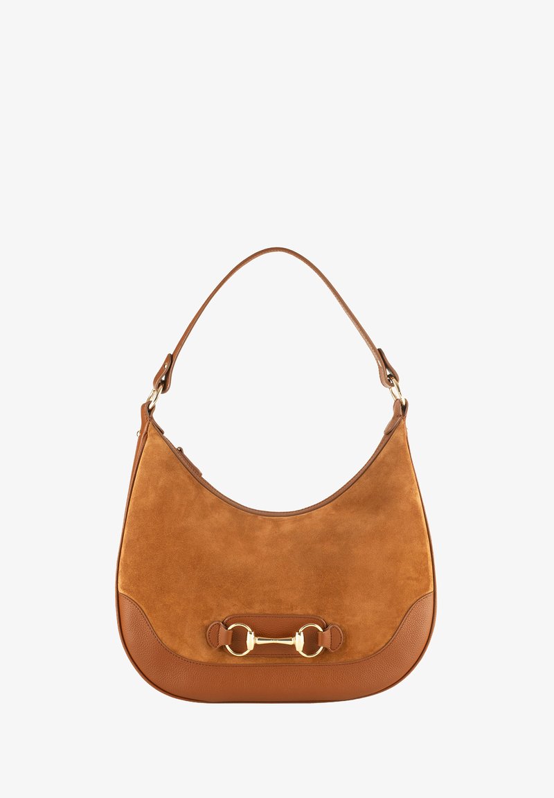 Tasche aus hellbraunem Wildleder mit geschwungener Form, einem glatten Lederboden, goldenen Hardware-Details und einem markanten Kettenakzent auf der Vorderseite.