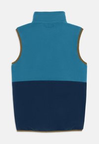 Μπλε γιλέκο από φλις με ψηλό γιακά, με σχέδιο σε δύο τόνους: επάνω σε ανοιχτό μπλε και κάτω σε ναυτικό μπλε, διακοσμημένο με καφέ περίγραμμα.