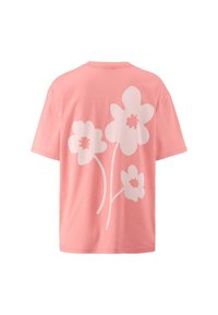 Roze katoenen t-shirt met korte mouwen, met een grote witte bloemenontwerp op de achterkant, die drie gestileerde bloemen en stelen benadrukt.