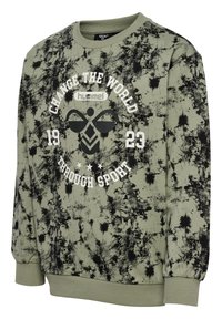 Sweat-shirt vert olive avec un motif abstrait noir, col rond, poignets côtelés, et une impression graphique blanche portant la mention "CHANGE THE WORLD 1923 THROUGH SPORT."