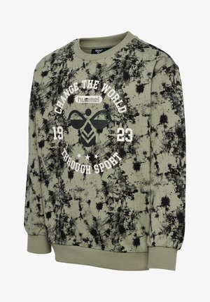 Olivgrön sweatshirt med ett svart abstrakt mönster, rundad hals, ribbade ärmslut och ett vitt grafiskt tryck som säger "FÖRÄNDRA VÄRLDEN 1923 GENOM SPORT."